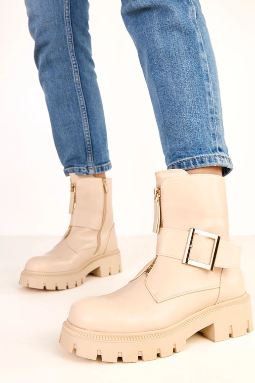 Sandfarbene Stiefeletten auf... Sandfarbene Stiefeletten auf...