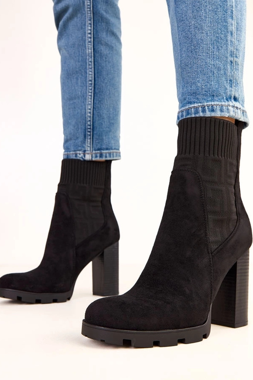 Schwarze Stiefeletten auf dicken... Schwarze Stiefeletten auf dicken...