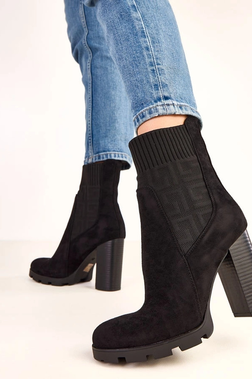 Schwarze Stiefeletten auf dicken... Schwarze Stiefeletten auf dicken...