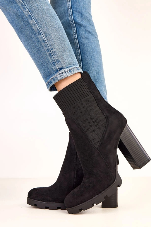 Schwarze Stiefeletten auf dicken... Schwarze Stiefeletten auf dicken...