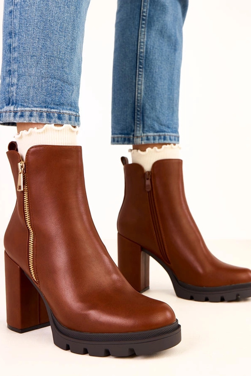 Braune Stiefeletten auf dicken... Braune Stiefeletten auf dicken...