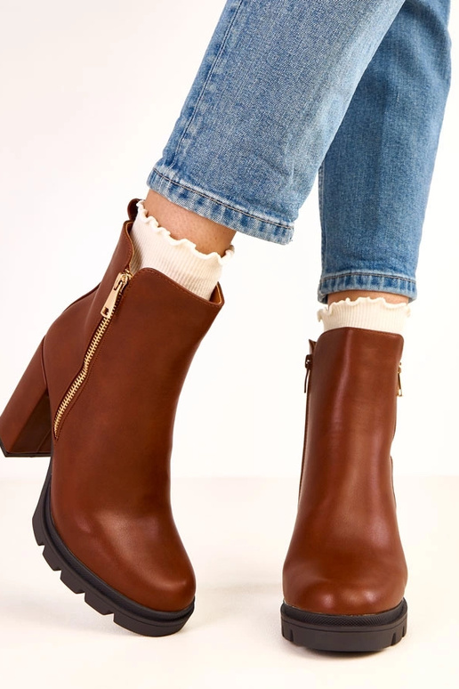 Braune Stiefeletten auf dicken... Braune Stiefeletten auf dicken...