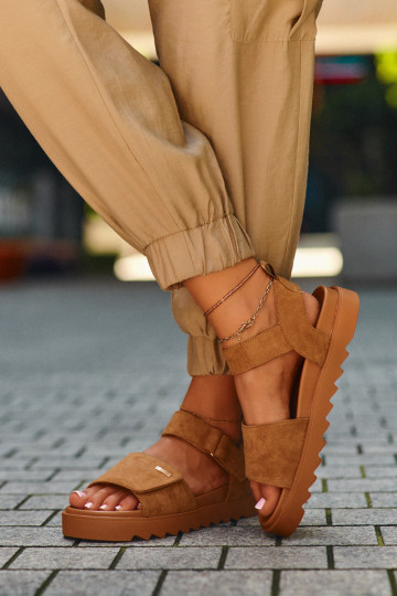 Feminin INildledersandalen mit einer Plattform Big Star NN274705 braune Farbe