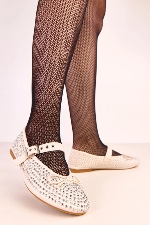 Sandfarbene Ballerinas mit Nieten und...