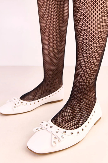 Weiße Ballerinas mit dekorativen Löchern und Schleifchen Baisa