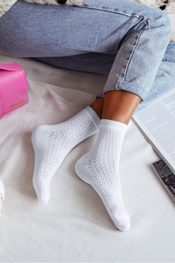 Socken Feminin mit durchbrochenen Elementen Zueiße Farbe