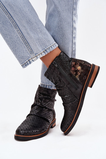 Lederstiefel mit Ajour-Elementen in Schwarz, Tai turiciejka 05922-01
