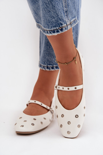 Ballerinas Feminin Ze Silberfarbemi Elementami Zueiße Farbe Es mussrivon 2