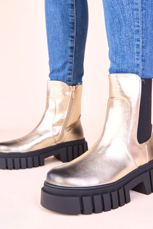 Goldene Stiefeletten auf Plateausohle...