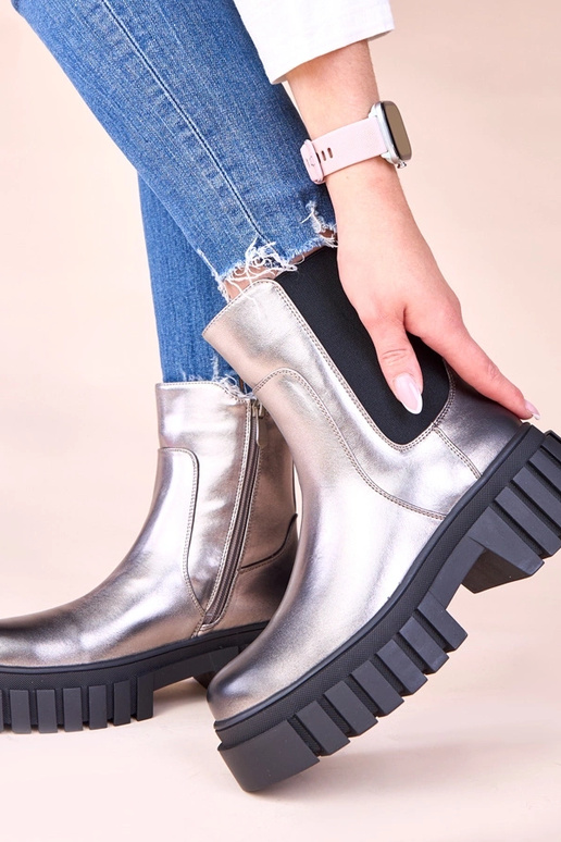 Silberne Stiefeletten auf...