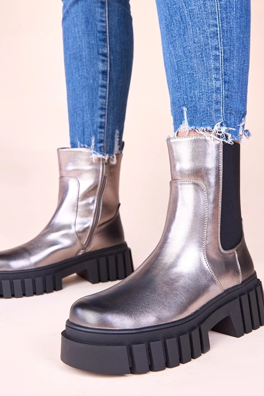 Silberne Stiefeletten auf...