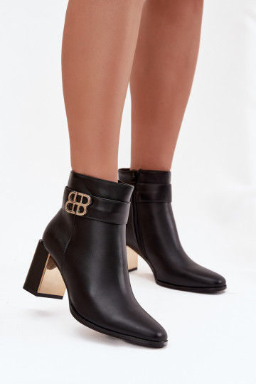 Damen-Stiefeletten mit Riemen und goldfarbenen Details in Schwarz „Galinne" 2