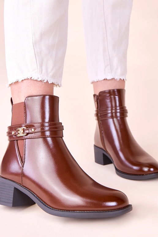 Braune Stiefeletten auf Absatz mit...