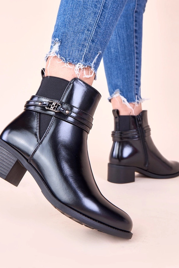 Schwarze Stiefeletten auf Absatz mit dekorativem Riemen Lilua