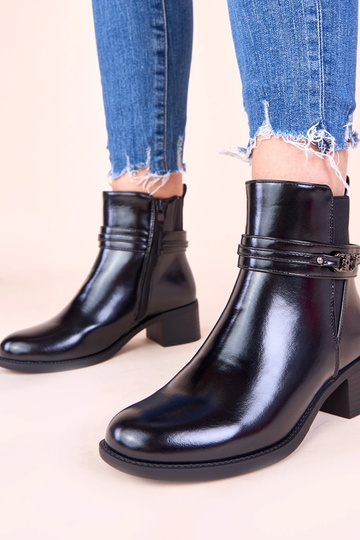 Schwarze Stiefeletten auf Absatz mit dekorativem Riemen Lilua 2