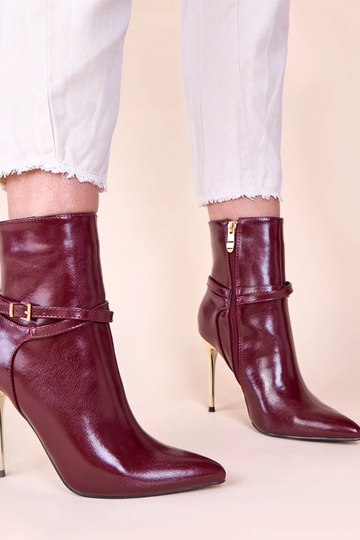 Kirschrote Stiefeletten auf... 2