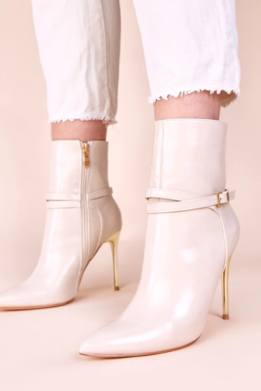 Beige Stiefeletten auf goldenem...