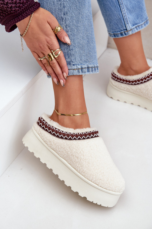 Schneestiefel Hausschuhe mit einer Plattform mit Pelzmantel Typu Baranek elfenbeinfarbe Ovirissa