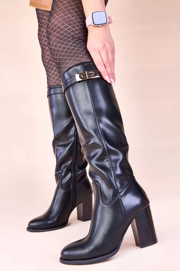 Schwarze Stiefel auf Absatz... 2