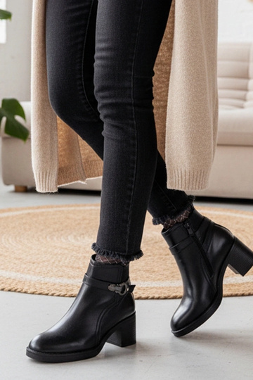 Schwarze Stiefeletten auf Absatz mit dekorativer Schnalle Sanada 2