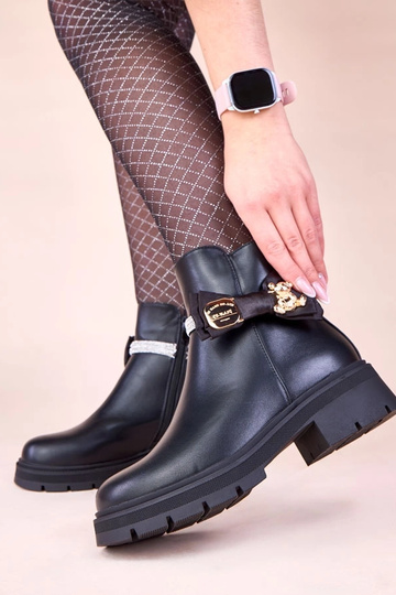 Schwarze Stiefeletten verziert mit Zirkonia und Schleife mit goldenem Bären Avala 2