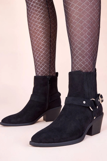 Schwarze Stiefeletten auf...