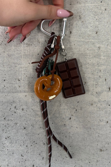 Handtasche oder Schlüsselanhänger in Schokoladenfarbe in Brezel-Form mit Herzen Jorine