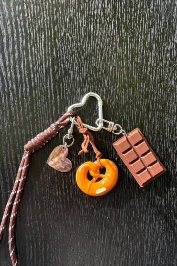 Handtasche oder Schlüsselanhänger in Schokoladenfarbe in Brezel-Form mit Herzen Jorine 2