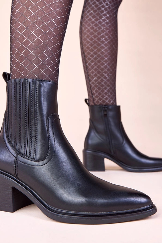 Schwarze Stiefeletten auf Blockabsatz...