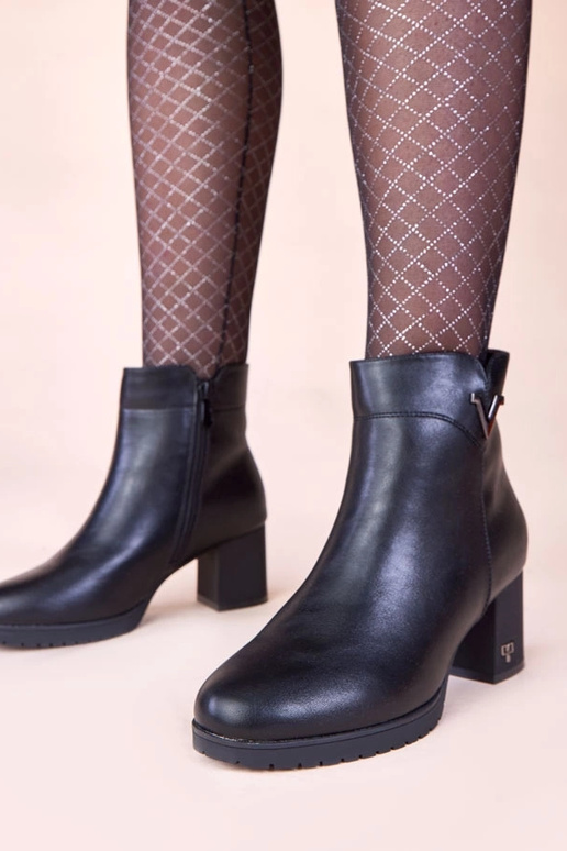 Schwarze Stiefeletten mit mattem...