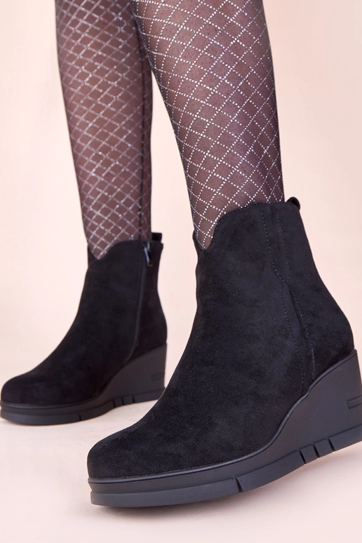 Schwarze Stiefeletten auf Plateau aus...