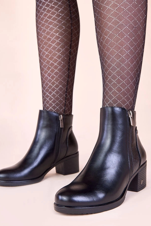 Schwarze Stiefeletten mit dekorativem...