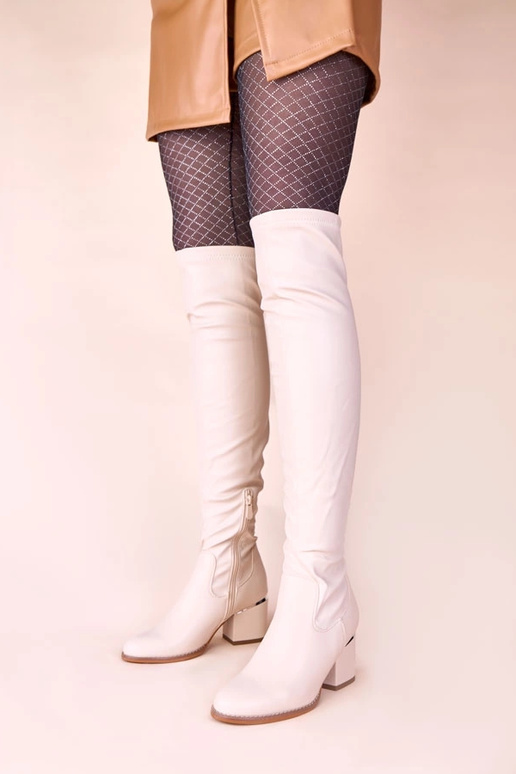 Sandfarbene Overknee-Stiefel über dem...