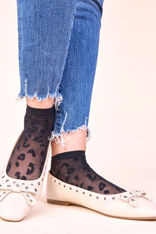 Beige Ballerinas mit dekorativen Ösen...