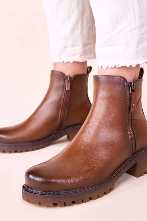 Braune Stiefeletten auf zartem...