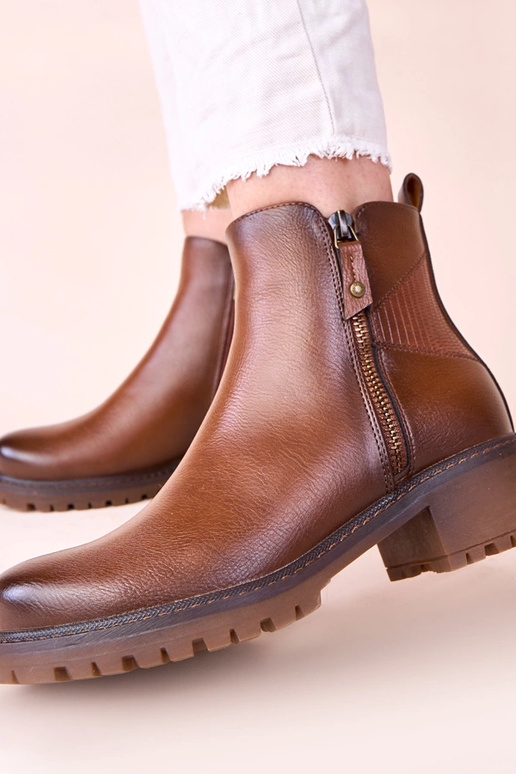 Braune Stiefeletten auf zartem...