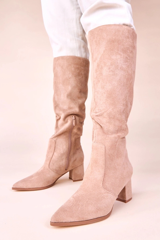 Sandfarbene Overknee-Stiefel aus...