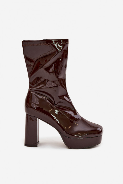 mit Lackeffekt Damenstiefel mit einer Plattform I SłupkoZuym Obcasie CzekoladoZue Calvessa