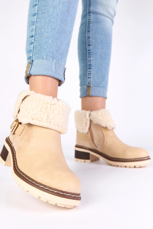 Sandfarbene Stiefeletten mit Absatz...