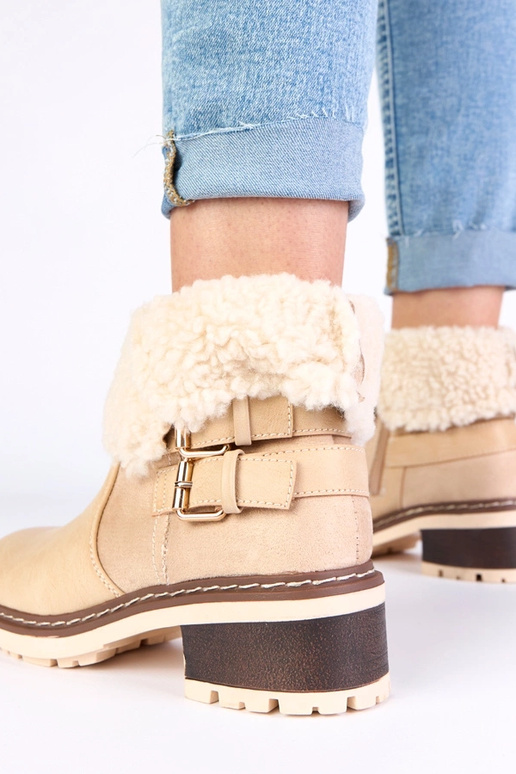 Sandfarbene Stiefeletten mit Absatz...