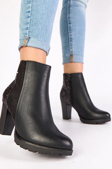 Schwarze Stiefeletten auf... 2