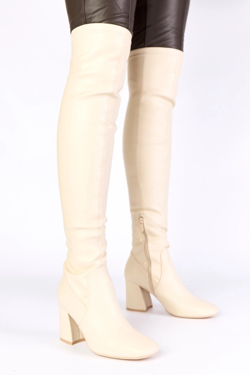 Sandfarbene Overknee-Stiefel über dem...