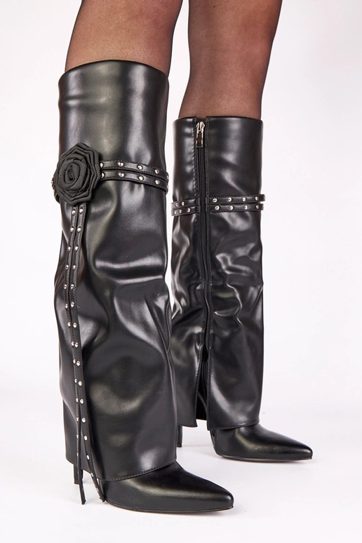 Schwarze Stiefel auf hohen Absätzen...