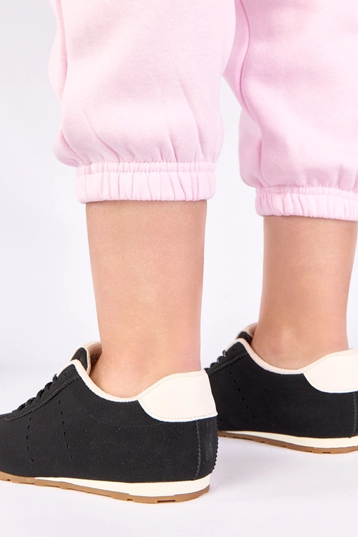 Schwarze Sneakers mit weißem Akzent...