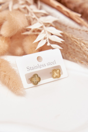 Mit stilvollen Details aus rostfreiem Stahl in goldener Farbe