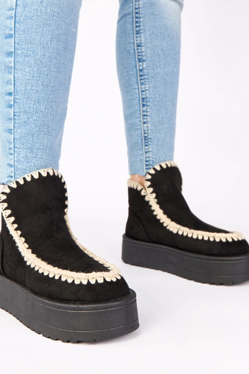 Schwarze Schneestiefel auf Plattform mit dekorativem Stickmuster „Alwena"