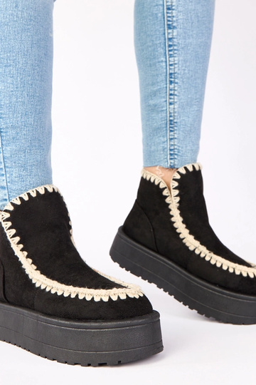 Schwarze Schneestiefel auf Plattform mit dekorativem Stickmuster „Alwena" 2