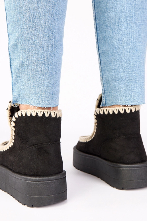 Schwarze Schneestiefel auf Plattform...