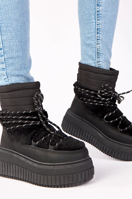 Schwarze Schneestiefel auf Plattform...