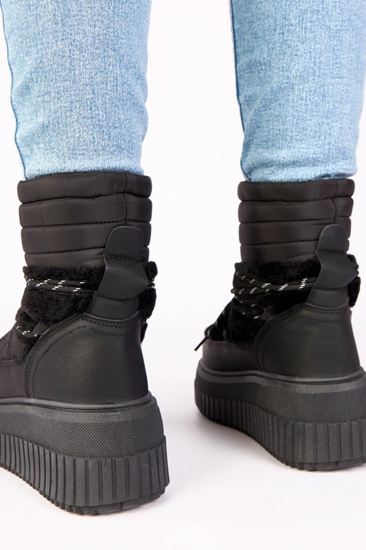 Schwarze Schneestiefel auf Plattform...